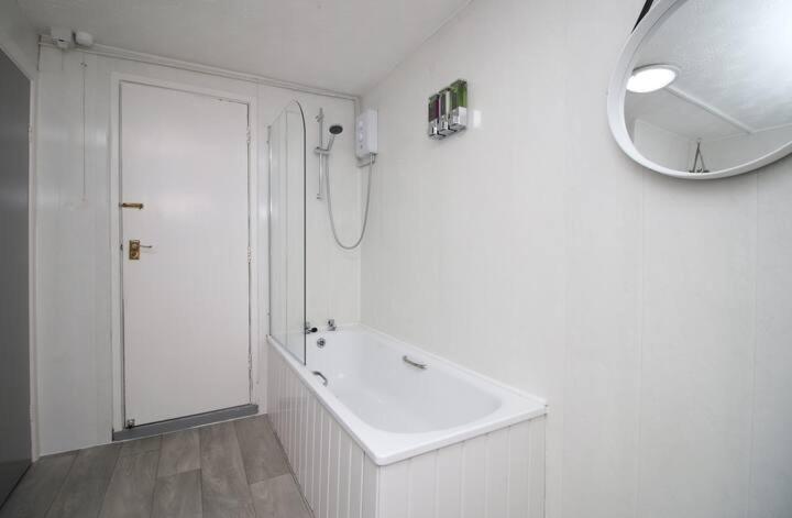City Centre, Parking, Smart Tv'S In All Rooms Swansea Exterior photo
